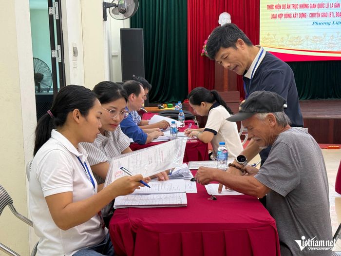 Người dân làm thủ tục nhận tiền đền bù. Ảnh: Kiều Oanh