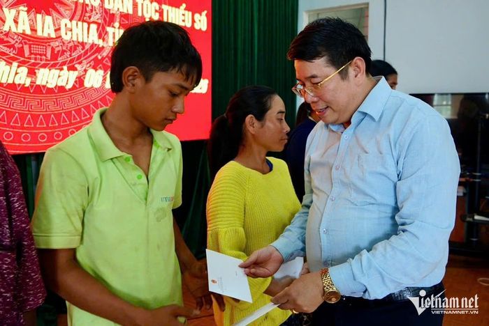 Thừa uỷ quyền của Lãnh đạo Bộ Dân tộc và Tôn giáo, ông Nguyễn Viết Hưng - Phó Vụ trưởng Vụ Tuyên truyền Công tác dân tộc, tôn giáo trao quà hỗ trợ các hộ dân bị ảnh hưởng mưa lũ tại xã Ia Chia. Ảnh: Ngọc Thu
