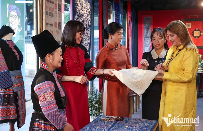 Hai phu nhân xem các nghệ nhân tạo hoa văn 
