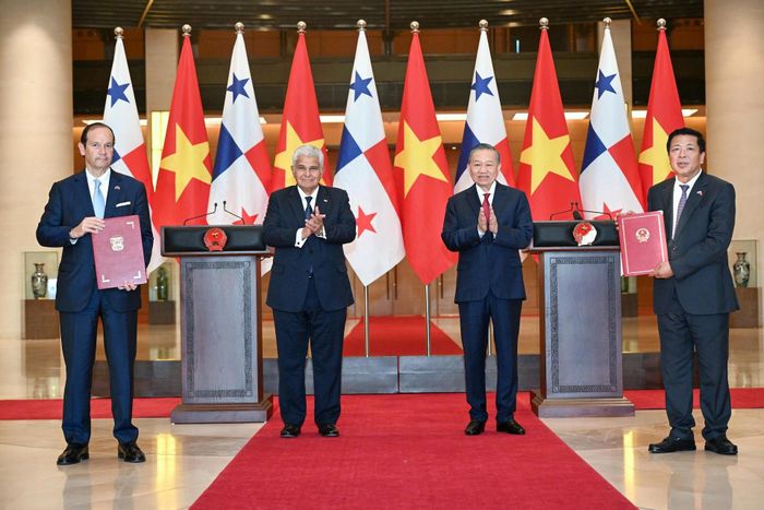 Tổng Bí thư, Chủ tịch nước Tô Lâm và Tổng thống Panama José Raúl Mulino chứng kiến trao các văn kiện hợp tác song phương