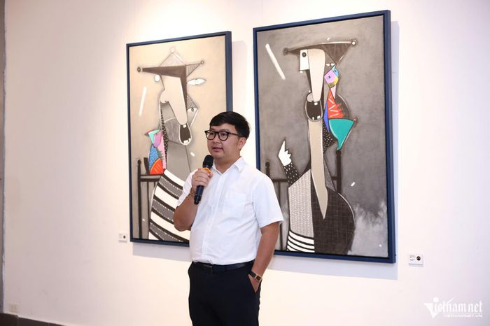 Họa sĩ Phan Hiền Nhân và bác sĩ Đỗ Vũ Anh tại triển lãm.