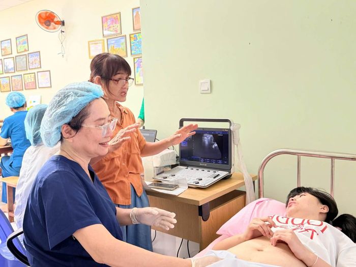 Các em học sinh được thăm khám, tư vấn sức khoẻ