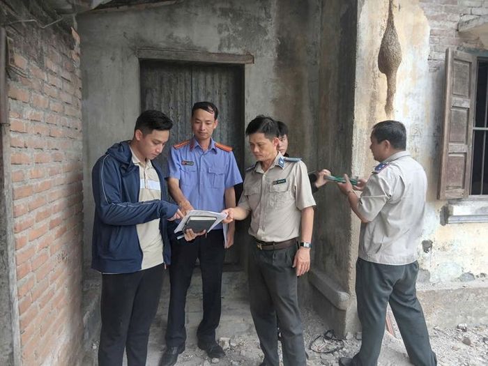  Việc trực tiếp kiểm sát việc thi hành án dân sự nhằm kịp thời phát hiện, hạn chế sai sót, bảo đảm hoạt động cưỡng chế diễn ra an toàn, đúng pháp luật. Ảnh: VKS