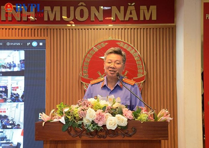  Đại diện VKSND khu vực 9 trình bày tham luận.