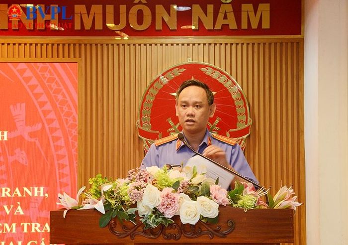  Đại diện Phòng 7, VKSND TP Hồ Chí Minh trình bày tham luận.