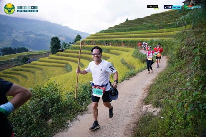 Trên cung đường cự ly 25 km, đồng chí Đỗ Đình Chữ đã vượt qua những bản làng của đồng bào Mông, Thái, những cây cầu treo và các thửa ruộng bậc thang phủ sắc vàng óng ả giữa núi rừng. Ảnh: BTC