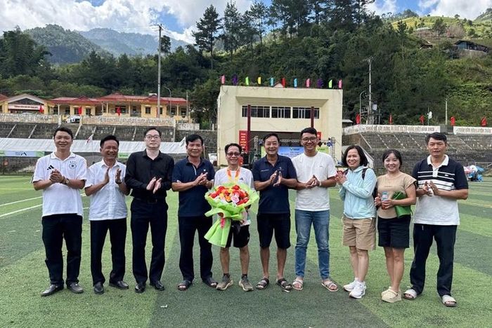  Các cổ động viên chúc mừng đồng chí Đỗ Đình Chữ sau khi hoàn thành trọn vẹn cung đường 25km.