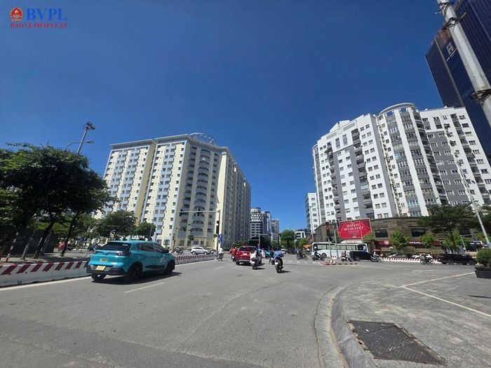 Trong thời gian tổ chức, phương tiện cơ giới tại khu vực lõi sẽ được kiểm soát, đồng thời duy trì khả năng tiếp cận đối với cư dân, cơ sở kinh doanh và các trường hợp cần thiết. Các tuyến đường xung quanh như Cầu Giấy, Trần Thái Tông, Duy Tân, Dương Đình Nghệ, Trương Công Giai, Thọ Tháp và Phạm Văn Bạch được tính toán để phục vụ phân luồng.