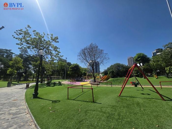 Một trong những vấn đề được đặt ra là tổ chức giao thông khi tuyến phố chuyển sang ưu tiên người đi bộ. Phương án được xây dựng theo 3 lớp gồm khu vực lõi đi bộ, vùng đệm phục vụ cư dân và dịch vụ, cùng khu vực phân luồng giao thông từ xa.