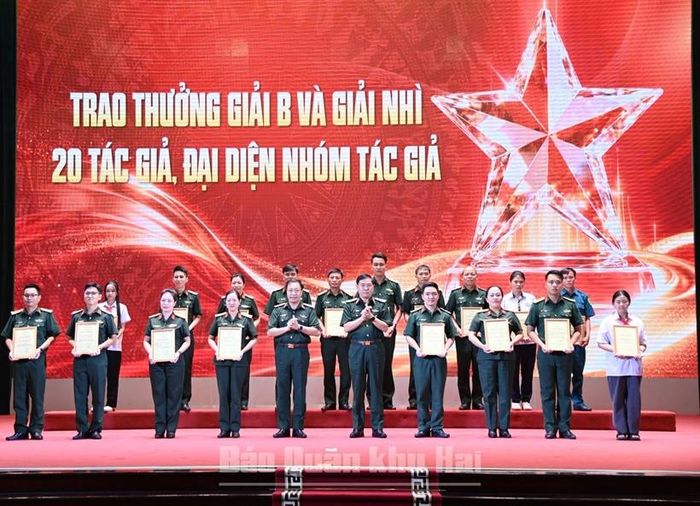  Thiếu tướng Tô Quang Hanh, Phó Tổng tham mưu trưởng Quân khu và Thiếu tướng Nguyễn Ngọc Ngân, Phó Chủ nhiệm Chính trị Quân khu 2 trao giải Nhì.