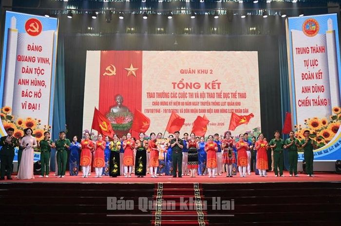 Đại tá Đào Ngọc Phương, Phó Chủ nhiệm Chính trị Quân khu tặng hoa chúc mừng Ban tổ chức Cuộc thi.