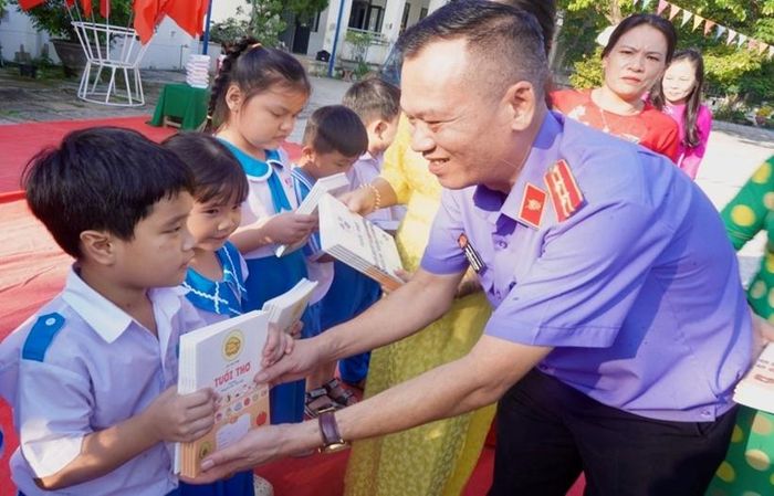  Đồng chí Nguyễn Hà Thanh - Phó Viện trưởng VKSND khu vực 3 trao tặng những phần quà cho các em học sinh.