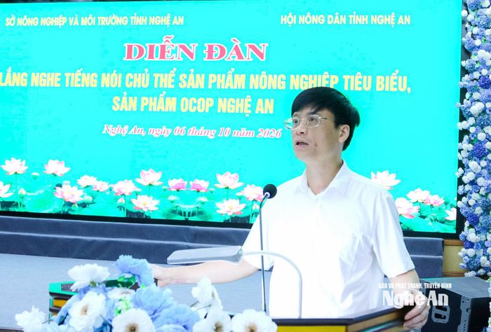 Chi cục trưởng Chi cục Kinh tế hợp tác và PTNT Nghệ An Lê Văn Lương báo cáo khái quát về tình hình phát triển sản phẩm nông nghiệp tiêu biểu, sản phẩm OCOP Nghệ An. Ảnh: T.L