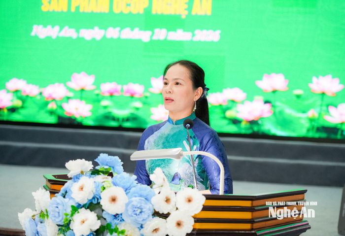 Bà Nguyễn Thị Huyền - đại diện Công ty TNHH MTV Hải sản Sơn Huyền, phường Cửa Lò, chia sẻ về quá trình hình thành, phát triển sản phẩm và những khó khăn hiện nay. Ảnh: T.L