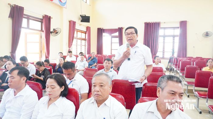 Cử tri Ngô Văn Hải phát biểu ý kiến tại hội nghị tiếp xúc cử tri. Ảnh: Phan Trung Tú