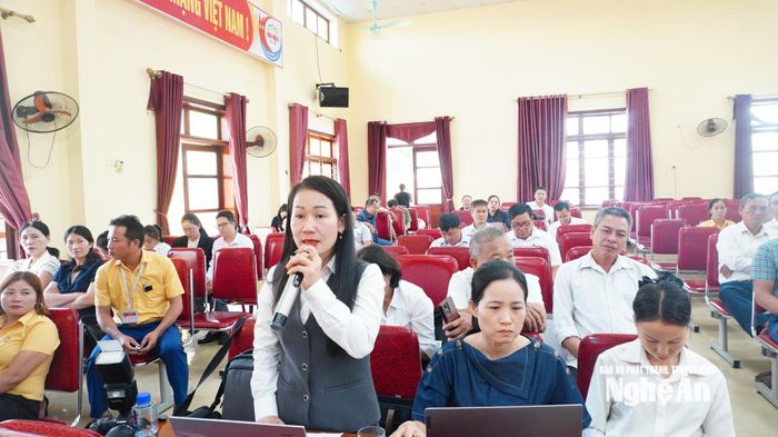 Cử tri Trương Thị Hạnh phát biểu ý kiến tại hội nghị tiếp xúc cử tri xã Tam Hợp. Ảnh: Phan Trung Tú
