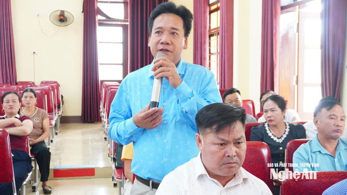Cử tri Dương Xuân Trinh phát biểu ý kiến tại hội nghị. Ảnh: Phan Trung Tú