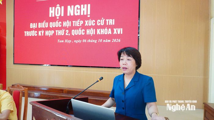 Bà Nguyễn Thị Tiến - Phó Chi cục trưởng Chi cục Bảo vệ môi trường, Sở Nông nghiệp và Môi trường trao đổi, giải trình một số nội dung cử tri quan tâm. Ảnh: Phan Trung Tú