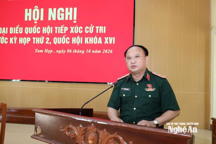 Trung tướng Trần Đức Thuận - Phó Chủ nhiệm Ủy ban Quốc phòng, An ninh và Đối ngoại của Quốc hội tiếp thu, giải trình các ý kiến, kiến nghị của cử tri. Ảnh: Phan Trung Tú