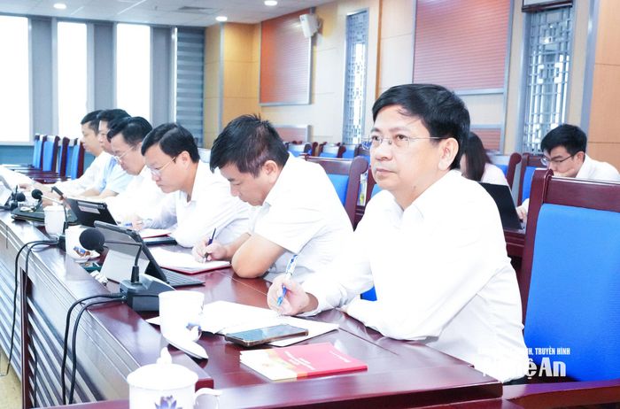 Lãnh đạo và các thành viên Ban Kinh tế - Ngân sách HĐND tỉnh tham gia cuộc làm việc. Ảnh: Mai Hoa