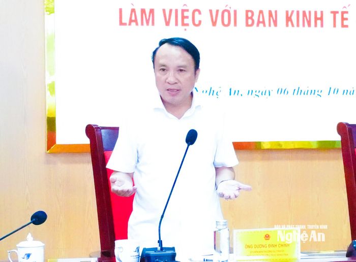 Phó Chủ tịch Thường trực HĐND tỉnh Dương Đình Chỉnh nhấn mạnh 5 nhóm vấn đề đối với Ban Kinh tế - Ngân sách HĐND tỉnh. Ảnh: Mai Hoa