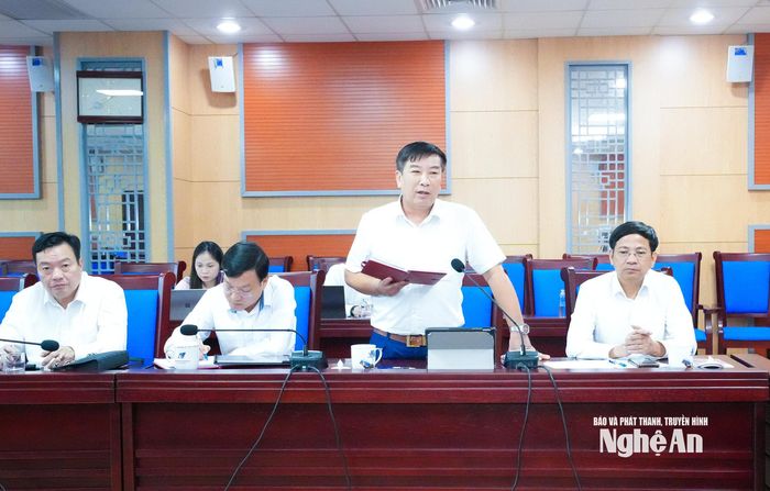 Phó trưởng Ban Kinh tế - Ngân sách HĐND tỉnh Hoàng Lân kiến nghị lãnh đạo Thường trực HĐND tỉnh đồng hành cùng với ban trong nâng cao chất lượng hoạt động. Ảnh: Mai Hoa