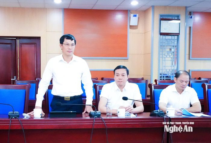 Chánh Văn phòng Đoàn đại biểu Quốc hội và HĐND tỉnh Bùi Duy Sơn nêu một số vấn đề liên quan đến cơ chế phối hợp hoạt động giữa Văn phòng và Ban Kinh tế - Ngân sách HĐND tỉnh. Ảnh: Mai Hoa