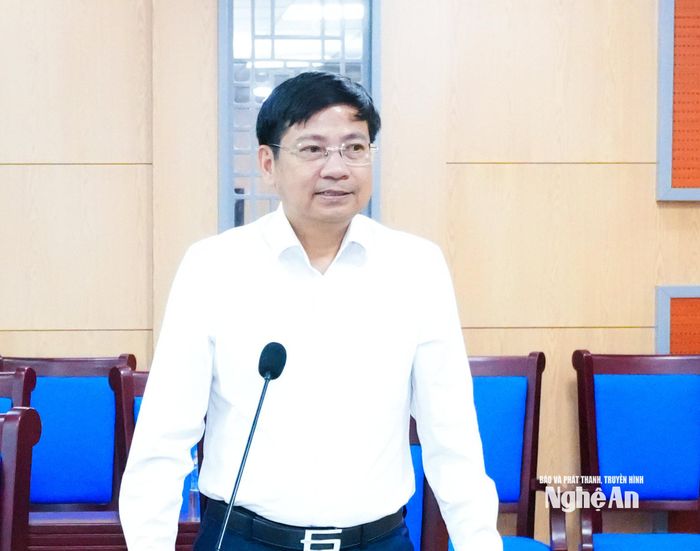 Trưởng ban Kinh tế - Ngân sách HĐND tỉnh Cao Tiến Trung báo cáo kết quả hoạt động của ban từ đầu nhiệm kỳ 2026 - 2031 đến nay và những kiến nghị, đề xuất đối với lãnh đạo Thường trực HĐND tỉnh. Ảnh: Mai Hoa