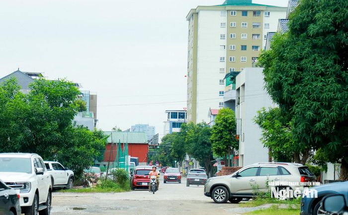 Đoạn đường thuộc Dự án đường Lý Tự Trọng kéo dài có nút thắt cổ chai đoạn giao với đường Trương Văn Lĩnh. Ảnh: Thành Duy