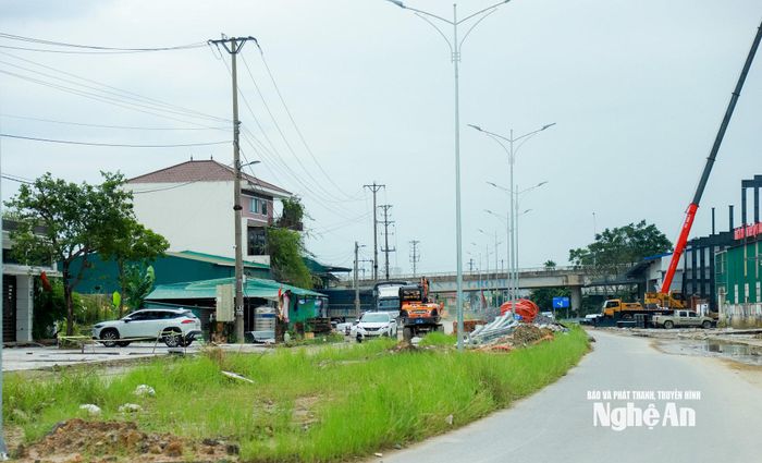 Thi công phần còn lại của Dự án đường Lê Ninh. Ảnh: Thành Duy