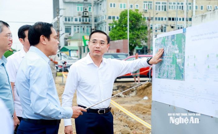 Lãnh đạo phường Vinh Phú báo cáo tiến độ và các kiến nghị, đề xuất với Chủ tịch UBND tỉnh về Dự án đường quy hoạch 24 m xã Nghi Phú, nối đường Xô viết Nghệ Tĩnh với đường Nguyễn Văn Tố và chống ngập úng cục bộ đường Xô viết Nghệ Tĩnh. Ảnh: Thành Duy