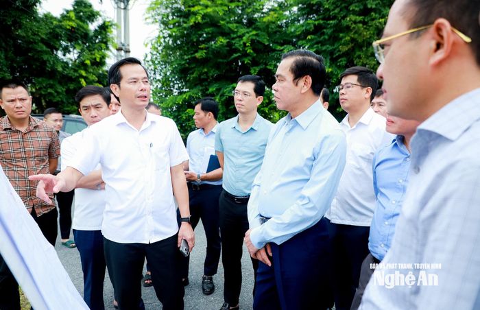 Chủ tịch UBND tỉnh Võ Trọng Hải nghe lãnh đạo Sở Xây dựng báo cáo nguyên nhân đề xuất không thực đường gom Quốc lộ 1 đoạn qua phường Vinh Hưng. Ảnh: Thành Duy