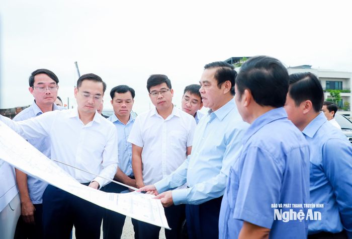 Chủ tịch UBND tỉnh kiểm tra Dự án đường Lý Tự Trọng kéo dài, đoạn từ đường Trương Văn Lĩnh đến đường quy hoạch 24 m. Ảnh: Thành Duy