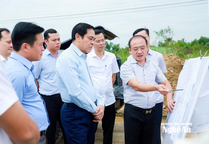 Chủ tịch UBND tỉnh Võ Trọng Hải nghe lãnh đạo phường Vinh Hưng báo cáo tiến độ, các kiến nghị, đề xuất đối với phần còn lại của Dự án đường Lê Ninh. Ảnh: Thành Duy