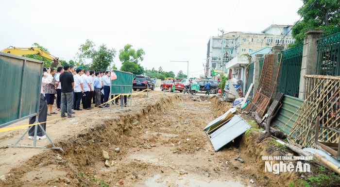 Chủ tịch UBND tỉnh Võ Trọng Hải và đoàn kiểm tra Dự án đường quy hoạch 24 m xã Nghi Phú, nối đường Xô viết Nghệ Tĩnh với đường Nguyễn Văn Tố và chống ngập úng cục bộ đường Xô viết Nghệ Tĩnh. Ảnh: Thành Duy