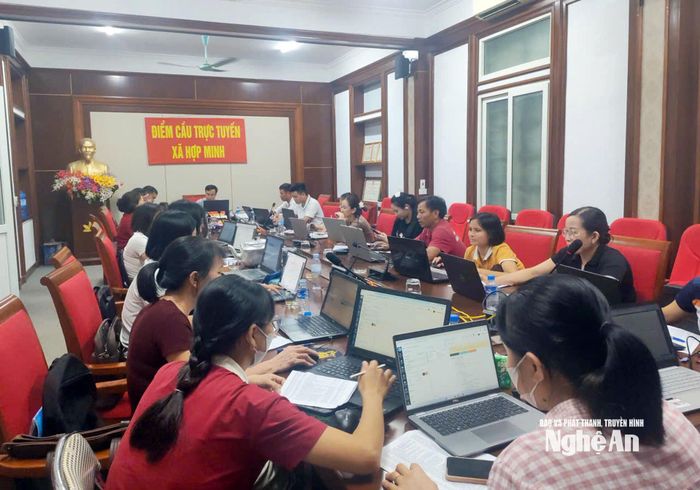 Các đồng chí chuyên viên UBND xã và các giáo viên xã Hợp Minh tập trung nhập dữ liệu đất đai. Ảnh: CSCC