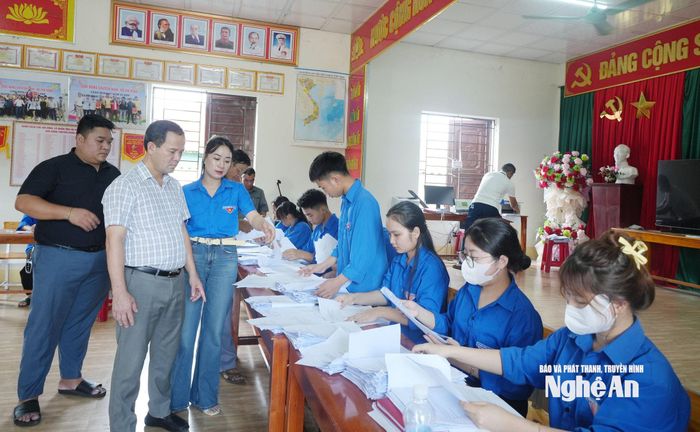 Xã Văn Kiều đã huy động cả hệ thống chính trị, trong đó, có các đoàn viên, thanh niên tăng tốc cập nhật dữ liệu đất đai. Ảnh: Mai Hương