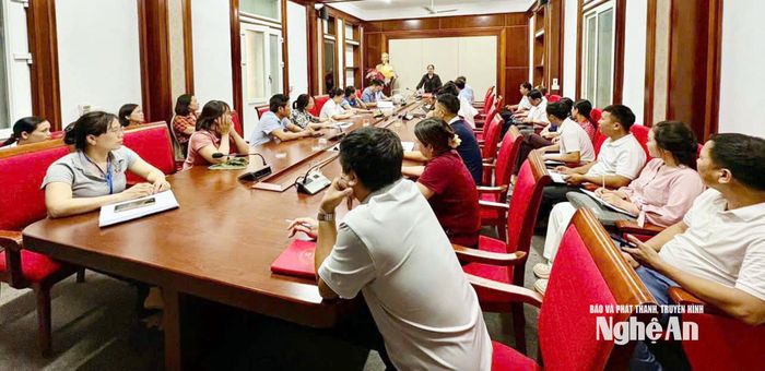 Ban Chỉ đạo và các tổ giúp việc của xã Hợp Minh họp triển khai, đôn đốc xây dựng cơ sở dữ liệu đất đai trên địa bàn. Ảnh: CSCC