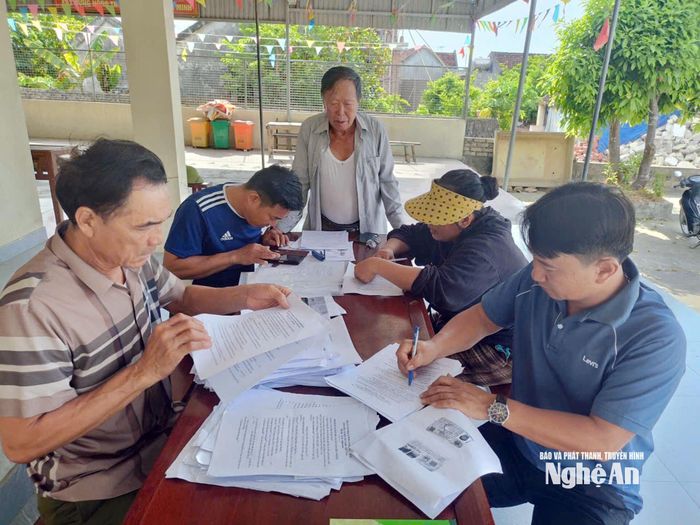 Thành viên tổ công tác của xã Hợp Minh thu thập thông tin tại nhà văn hóa xóm. Ảnh: CSCC
