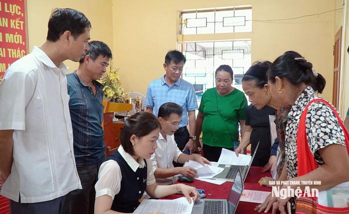 Các tổ công tác của xã Môn Sơn về tận các bản để thu thập thông tin dữ liệu đất đai. Ảnh: CSCC