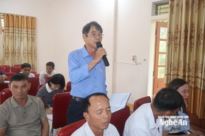 Cử tri xã Bạch Ngọc phát biểu ý kiến tại hội nghị.