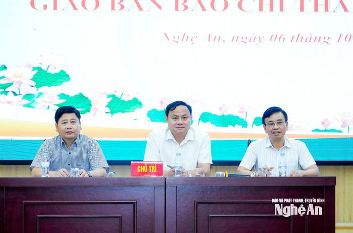 Các đồng chí chủ trì hội nghị. Ảnh: Phạm Bằng