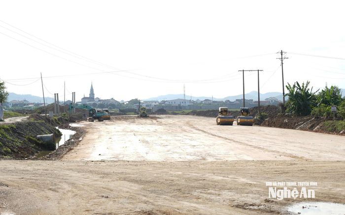 Dự án Tuyến số 2 thuộc hệ thống giao thông Khu A - KCN Nam Cấm đang được thi công. Ảnh: Nguyễn Toàn