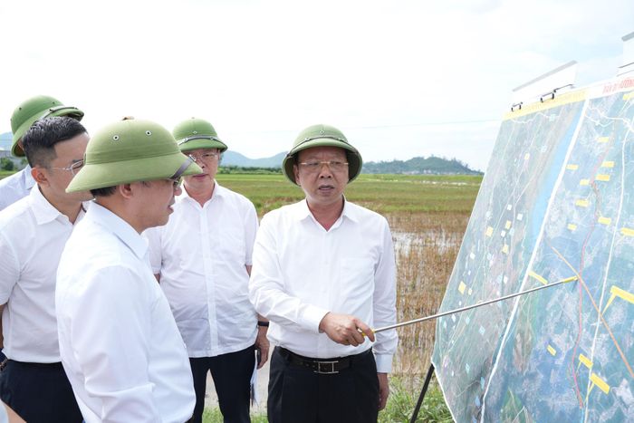 Phó Chủ tịch Thường trực UBND tỉnh Bùi Thanh An đề nghị phân kỳ đầu tư Dự án Đường nối Quốc lộ 7C với ĐT.542E thành 2 giai đoạn 2026 - 2028 và 2029 – 2030. Ảnh: Nguyễn Toàn