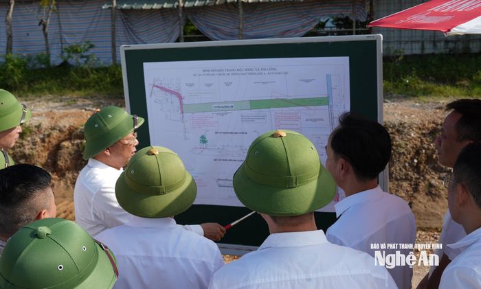 Phó Chủ tịch Thường trực UBND tỉnh đề nghị tập trung xử lý mặt bằng Dự án Tuyến số 2 thuộc hệ thống giao thông Khu A - KCN Nam Cấm. Ảnh: Nguyễn Toàn
