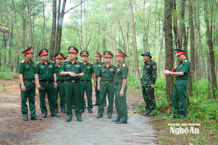 Thiếu tướng Vũ Văn Tùng - Ủy viên Ban Thường vụ Tỉnh ủy, Chỉ huy trưởng, Phó trưởng Ban Thường trực Ban Chỉ đạo diễn tập tỉnh kiểm tra công tác xây dựng Sở Chỉ huy diễn tập tỉnh.