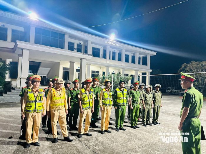 Công an xã Đại Đồng chủ trì, phối hợp Đội CSGT số 5, Phòng CSGT Công an tỉnh triển khai lực lượng.