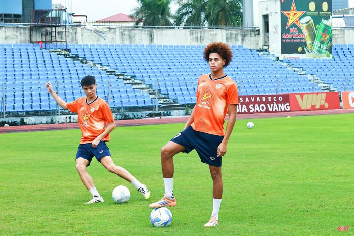 Rahni Moreau Nguyễn đang bắt đầu một chương mới trong sự nghiệp. Phía trước tiền vệ sinh năm 2007 vẫn là hành trình dài để hoàn thiện chuyên môn và cạnh tranh vị trí. Như vậy, mùa giải 2026/2027, Hồng Lĩnh Hà Tĩnh sở hữu 2 Việt kiều, ngoài Rahni Moreau Nguyễn còn có Ian Mai chơi ở vị trí hậu vệ.