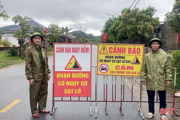 Công an xã Kỳ Anh lập rào chắn, bố trí lực lượng trực cảnh báo tuyến đường sụt trượt.