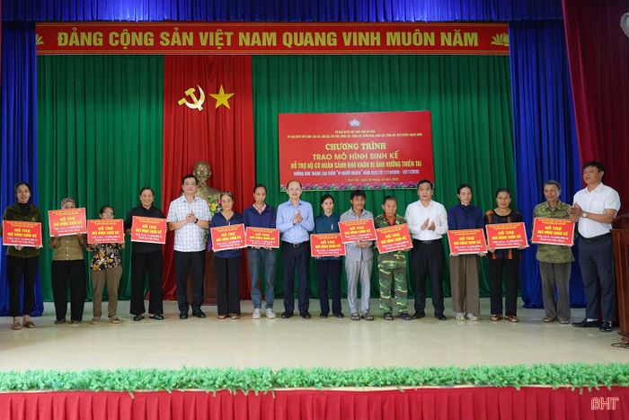 Các đồng chí lãnh đạo tỉnh, lãnh đạo địa phương trao biểu trưng hỗ trợ sinh kế cho các hộ gia đình hoàn cảnh khó khăn.
